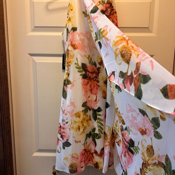 NWT, 70s-style size 16 SLNY knee length halter chiffon dress in creamy florals - Picture 5 of 6